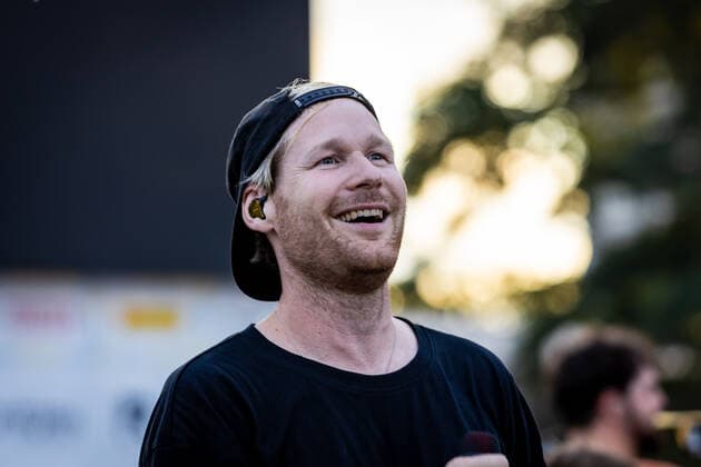 Jojo Berger, Gesang - Live Auftritt der Bonner Brasspop-Band Querbeat u.a. mit Stücken aus dem neuen Album Radikal Positiv beim BonnLive Kulturgarten Bonn, 25.07.2021 - BonnLive ist eine Kooperation zwischen der fünfdrei Eventagentur und Rheinevents Bonn Am Römerbad NRW Deutschland