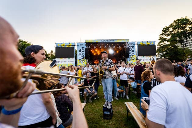 Raoul Vychodil, Saxophon - Live Auftritt der Bonner Brasspop-Band Querbeat u.a. mit Stücken aus dem neuen Album Radikal Positiv beim BonnLive Kulturgarten Bonn, 25.07.2021 - BonnLive ist eine Kooperation zwischen der fünfdrei Eventagentur und Rheinevents Bonn Am Römerbad NRW Deutschland