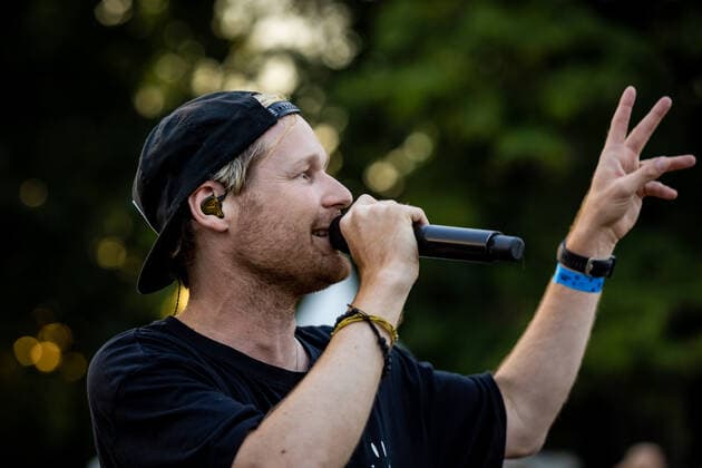 Jojo Berger, Gesang - Live Auftritt der Bonner Brasspop-Band Querbeat u.a. mit Stücken aus dem neuen Album Radikal Positiv beim BonnLive Kulturgarten Bonn, 25.07.2021 - BonnLive ist eine Kooperation zwischen der fünfdrei Eventagentur und Rheinevents Bonn Am Römerbad NRW Deutschland