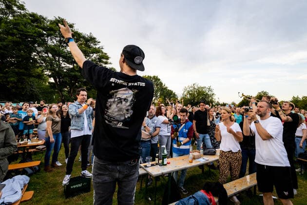 Live Auftritt der Bonner Brasspop-Band Querbeat u.a. mit Stücken aus dem neuen Album Radikal Positiv beim BonnLive Kulturgarten Bonn, 25.07.2021 - BonnLive ist eine Kooperation zwischen der fünfdrei Eventagentur und Rheinevents Bonn Am Römerbad NRW Deutschland