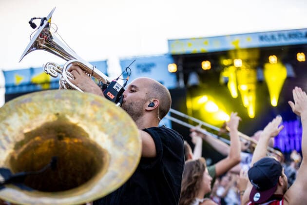 Live Auftritt der Bonner Brasspop-Band Querbeat u.a. mit Stücken aus dem neuen Album Radikal Positiv beim BonnLive Kulturgarten Bonn, 25.07.2021 - BonnLive ist eine Kooperation zwischen der fünfdrei Eventagentur und Rheinevents Bonn Am Römerbad NRW Deutschland
