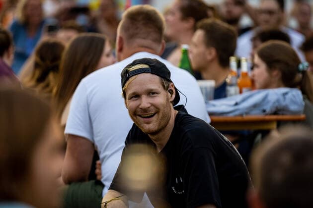 Jojo Berger, Gesang - Live Auftritt der Bonner Brasspop-Band Querbeat u.a. mit Stücken aus dem neuen Album Radikal Positiv beim BonnLive Kulturgarten Bonn, 25.07.2021 - BonnLive ist eine Kooperation zwischen der fünfdrei Eventagentur und Rheinevents Bonn Am Römerbad NRW Deutschland