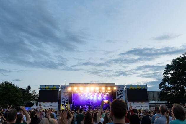 Live Auftritt der Bonner Brasspop-Band Querbeat u.a. mit Stücken aus dem neuen Album Radikal Positiv beim BonnLive Kulturgarten Bonn, 25.07.2021 - BonnLive ist eine Kooperation zwischen der fünfdrei Eventagentur und Rheinevents Bonn Am Römerbad NRW Deutschland