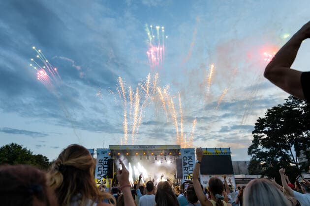 Feuerwerk - Live Auftritt der Bonner Brasspop-Band Querbeat u.a. mit Stücken aus dem neuen Album Radikal Positiv beim BonnLive Kulturgarten Bonn, 25.07.2021 - BonnLive ist eine Kooperation zwischen der fünfdrei Eventagentur und Rheinevents Bonn Am Römerbad NRW Deutschland