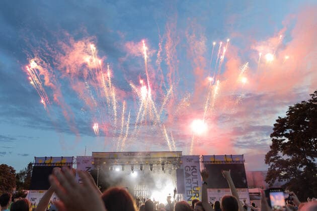 Feuerwerk - Live Auftritt der Bonner Brasspop-Band Querbeat u.a. mit Stücken aus dem neuen Album Radikal Positiv beim BonnLive Kulturgarten Bonn, 25.07.2021 - BonnLive ist eine Kooperation zwischen der fünfdrei Eventagentur und Rheinevents Bonn Am Römerbad NRW Deutschland