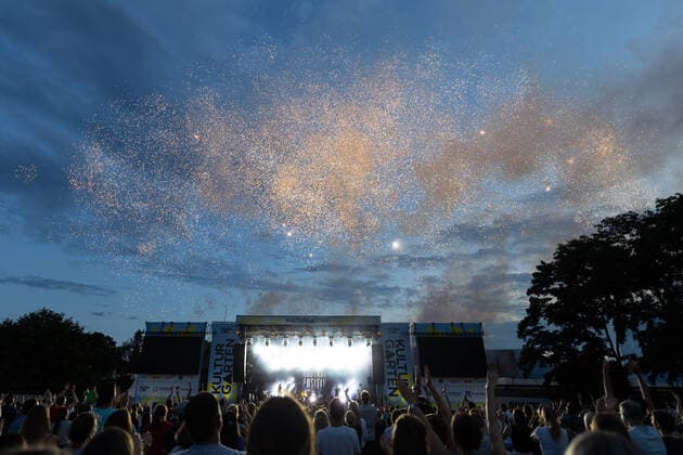 Feuerwerk - Live Auftritt der Bonner Brasspop-Band Querbeat u.a. mit Stücken aus dem neuen Album Radikal Positiv beim BonnLive Kulturgarten Bonn, 25.07.2021 - BonnLive ist eine Kooperation zwischen der fünfdrei Eventagentur und Rheinevents Bonn Am Römerbad NRW Deutschland
