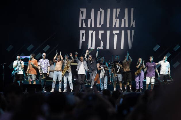 Live Auftritt der Bonner Brasspop-Band Querbeat u.a. mit Stücken aus dem neuen Album Radikal Positiv beim BonnLive Kulturgarten Bonn, 25.07.2021 - BonnLive ist eine Kooperation zwischen der fünfdrei Eventagentur und Rheinevents Bonn Am Römerbad NRW Deutschland