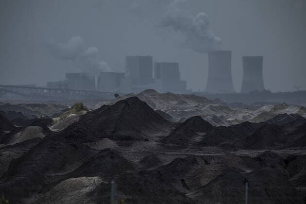Das Kohlekraftwerk Boxberg zeichnet sich ab hinter dem Tagebau Reichwalde im Lausitzer Braunkohlerevier in Hammerstadt, 25.07.2021. Laut Fahrplan der Bundesregierung zum Kohleausstieg soll der letzte Block des Kraftwerks zum Ende des Jahres 2038 abgeschaltet werden. Neben Jaenschwalde und Schwarze Pumpe ist Boxberg eines von drei Kraftwerken in der Lausitz, deren wirtschaftliche Infrastruktur massgeblich von der Kohlefoerderung abhaenig ist. Hammerstadt Deutschland *** The Boxberg coal-fired power plant stands out behind the Reichwalde open-cast mine in the Lusatian lignite mining region in Hammerstadt, 25 07 2021 According to the German governments roadmap for phasing out coal, the last unit of the power plant is to be shut down by the e Copyright: xFlorianxGaertner photothek.dex
