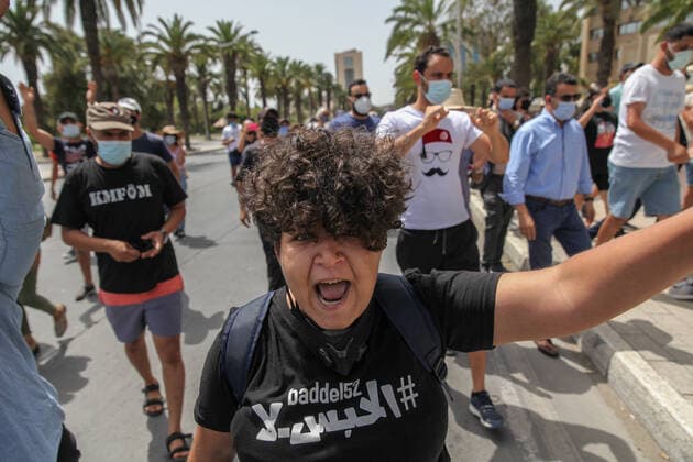 Bilder des Jahres 2021, News 07 Juli News Themen der Woche KW29 News Bilder des Tages Protesters Call For The Dissolution Of The Parliament In Tunis Protesters chant anti-government slogans during a demonstration held in the capital Tunis, Tunisia on July 25, 2021, to call for the fall of the regime, the dissolution of the parliament and to demand Hichem Mechichi™s government step down. Tunis TUNIS Tunisia benibrahim-proteste210725_npWBA  Copyright: xChedlyxBenxIbrahimx