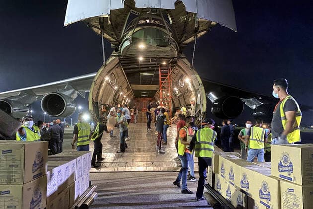 Bilder des Jahres 2021, News 07 Juli News Themen der Woche KW29 News Bilder des Tages HAVANA, CUBA - JULY 25, 2021: Unloading an Antonov An-124 Ruslan transport aircraft of the Russian Aerospace Forces that has delivered food and medical supplies. Humanitarian aid is delivered to Cuba amid the COVID-19 pandemic following an order of Russian President Vladimir Putin. Yevgeny Zadorozhny TASS  TS1097B1