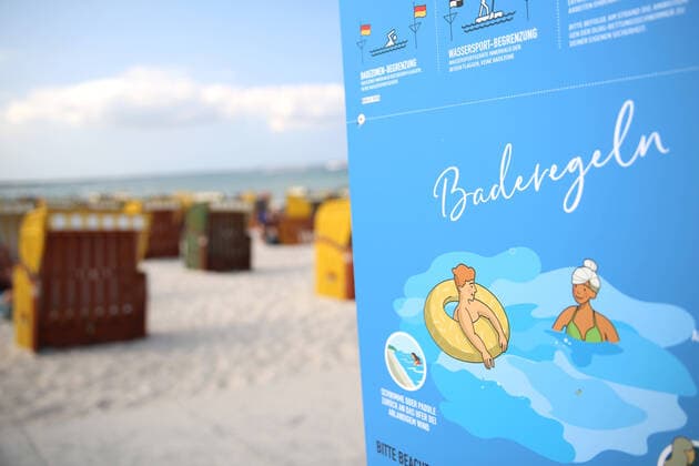 Blick am Freitag (23.07.2021) auf den Strand im Ostseebad Binz (Landkreis Vorpommern Rügen). Der Tourismus in Mecklenburg Vorpommern musste infolge der Ausbreitung des Coronavirus in den zurückliegenden Monaten zahlreiche Rückschläge verkraften. Derzeit füllen sich jedoch wieder täglich die Strände des Landes. Ob die Tourismuswirtschaft jedoch ähnliche Übernachtungszahlen erreichen wird wie in den Vorjahren ist noch fraglich. *** View on Friday 23 07 2021 on the beach in the Baltic resort Binz County Western Pomerania Rügen Tourism in Mecklenburg Western Pomerania had to cope with numerous setbacks as a result of the spread of the coronavirus in recent months Currently, however, the beaches of the state are filling up again every day Wheth