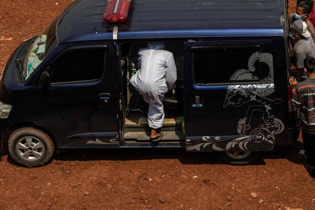 July 26, 2021, Tangerang Selatan, Banten, Indonesia: South Tangerang, Banten, Indonesia, July 26, 2021:An ambulance officer using PPE pushed the coffin from the car to be taken to the burial site.. Funeral for COVID-19 victims at the Jombang Covid19 TPU, South Tangerang, Banten, Indonesia. For 5 consecutive days, Indonesia has been in the number one position for new cases of death due to COVID-19 in the world. Tangerang Selatan Indonesia - ZUMAh128 20210726_zap_h128_008 Copyright: xDonalxHusnix