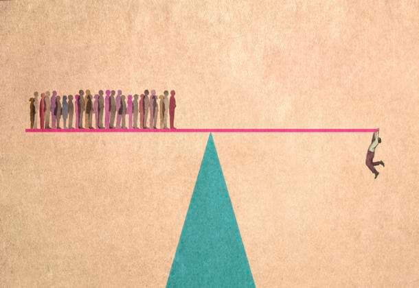Viele Menschen auf einer Seite einer Wippe mit einem Mann, der an der anderen Seite hängt *** Many people on one side of a seesaw with a man hanging on the other side  Copyright: xGaryxWatersx 11592267