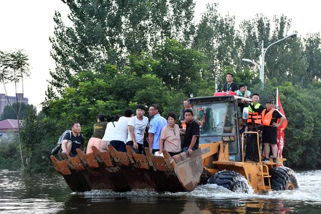 Bilder des Jahres 2021, News 07 Juli News Themen der Woche KW30 News Bilder des Tages (210726) -- WEIHUI, July 26, 2021 -- Stranded residents are transferred to safe areas abord a shovel loader in Weihui, Xinxiang City of central China s Henan Province, July 26, 2021. Weihui is suffering from serious flooding caused by heavy downpour in the past few days. Rescue work is still in progress there. ) CHINA-HENAN-WEIHUI-FLOOD RESCUE(CN) LixJianan 