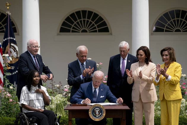 Bilder des Jahres 2021, News 07 Juli News Themen der Woche KW30 News Bilder des Tages Tyree Brown, from left, Senator Patrick Leahy, a Democrat from Vermont, former Representative Tony Coelho, House Majority Leader Steny Hoyer, a Democrat from Maryland, U.S. Vice President Kamala Harris, and Speaker of the House Nancy Pelosi, a Democrat from California, applaud as U.S. President Joe Biden, center, signs a proclamation during an event marking the 31st anniversary of the Americans with Disabilities Act (ADA) in the Rose Garden of the White House in Washington, D.C., U.S., on Monday, July 26, 2021. The Biden administration is keeping foreign travel restrictions in place amid concern about rising Covid-19 case levels as the delta variant spreads.  WASP20210726110 StefanixReynolds
