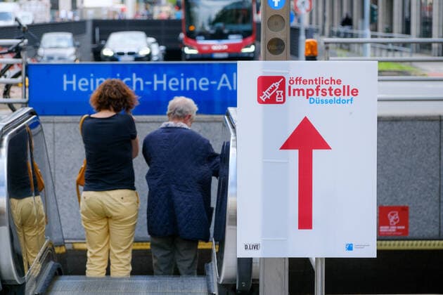 Düsseldorf 26.07.2021 öffentliche Impfstelle Stadt Düsseldorf in U-Bahn-Passage Heinrich-Heine-Allee kostenlose Impfung ohne Anmeldung Astra Zeneka , Biontech Pfizer , Johnson , Moderna Impfzentrum Corona Covid Pandemie Impfen Impftermin Kinder Jugendliche Senioren Priorisierung Rolltreppe zur U-Bahn Haltestelle Station Düsseldorf Nordrhein-Westfalen Deutschland