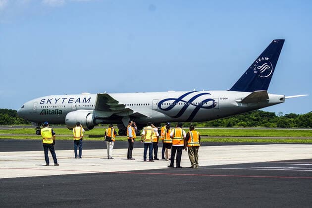 July 26, 2021, San Luis Tal, El Salvador: Logistics workers await for a plane to unload crates containing covid-19 vaccine vials..El Salvador has received a new batch of one million doses from Chinese pharmaceutical SINOVAC. San Luis Tal El Salvador - ZUMAs197 20210726_zaa_s197_162 Copyright: xCamiloxFreedmanx