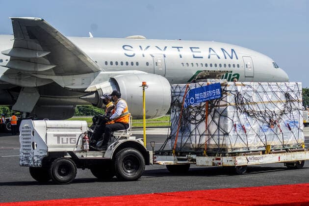 July 26, 2021, San Luis Tal, El Salvador: Logistics workers transport crates containing covid-19 vaccine vials..El Salvador has received a new batch of one million doses from Chinese pharmaceutical SINOVAC. San Luis Tal El Salvador - ZUMAs197 20210726_zaa_s197_165 Copyright: xCamiloxFreedmanx