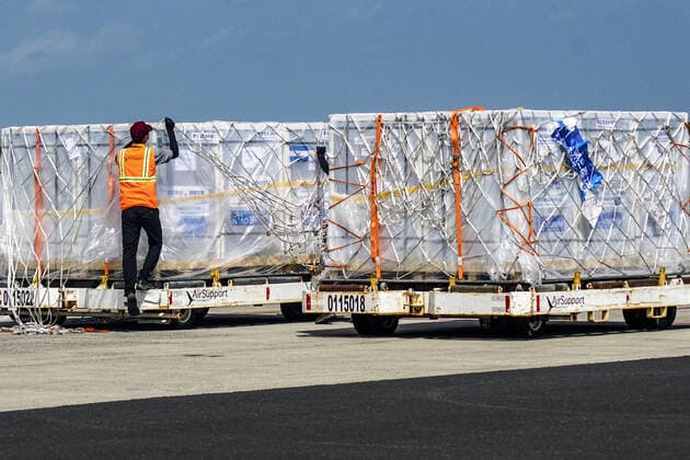 News Bilder des Tages July 26, 2021, San Luis Tal, El Salvador: Logistics worker transports crates containing covid-19 vaccine vials..El Salvador has received a new batch of one million doses from Chinese pharmaceutical SINOVAC. San Luis Tal El Salvador - ZUMAs197 20210726_zaa_s197_167 Copyright: xCamiloxFreedmanx