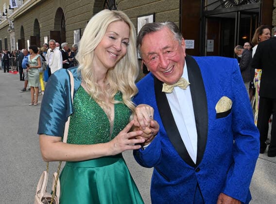 Bilder des Jahres 2021, Entertainment 07 Juli Entertainment Themen der Woche KW30 Auffahrt zur Premiere des Don Giovanni zu den Salzburger Festspielen 2021, am 26.07.21. Das Bild zeigt den Bauunternehmer Richard Lugner mit Freundin Simone. Beide zeigen den neuen Ring, den Simone zum aktuellen Anlass erhalten hat. 2021 - Auffahrt zur Premiere des Don Giovanni zu den Salzburger Festspielen 2021, am 26.07.21 *** Ascension to the premiere of Don Giovanni to the Salzburg Festival 2021, on 26 07 21 The picture shows the developer Richard Lugner with girlfriend Simone Both show the new ring Simone received for the current occasion 2021 Ascension to the premiere of Don Giovanni to the Salzburg Festival 2021, on 26 07 21