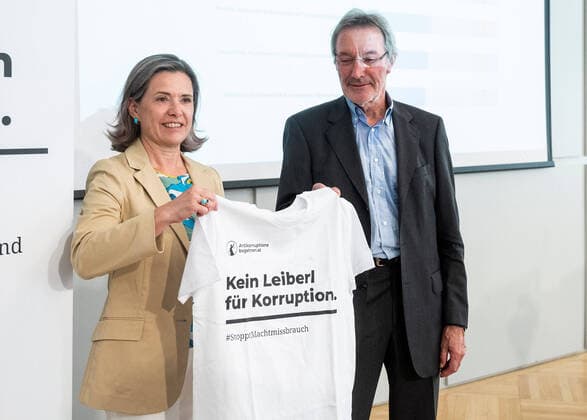 Bilder des Jahres 2021, News 07 Juli News Themen der Woche KW30 News Bilder des Tages 20210727 Anti-corruption referendum - citizen and party views and current Polling data VIENNA, AUSTRIA - JULY 27: Director Austrian Gallup Institute Andrea Fronaschuetz and Former Dean of the Faculty of Law at the University of Vienna Heinz Mayer at a press conference dealing with the Anti-corruption referendum - citizen and party views and current Polling data at Presseclub Concordia on July 27, 2021 in Vienna, Austria. WIEN, OESTERREICH - 27. JULI: Leiterin Oesterreichisches Gallup-Institut Andrea Fronaschuetz ubnd ehem. Dekan der Rechtswissenschaftlichen Fakultät d. Univ. Wien Heinz Mayer bei einer Pressekonferenz des Anti-Korruptionsvolksbegehrens zu den Fragen - Wie sehen Buerger das Volsbegehren, wie die Parteien im Presseclub Conco Copyright: xMartinxJuenx SEPAxMedia