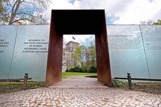 Gedenkstätte für die während der nationalsozialistischen Diktatur ermordeten Sinti und Roma im Berliner Tiergarten Gedenkstätte für die während der nationalsozialistischen Diktatur ermordeten Sinti und Roma im Berliner Großen Tiergarten. Auf der südlichen Seite des Reichtags, am Simonweg wurde am 24. Oktober 2012 das Denkmal für die während der nationalsozialisten Diktatur ermordeten Sinti und Roma eingeweiht. Es soll erinnern an den Völkermord an den als Zigeunern verfolgten europäischen Sinti und Roma während der Zeit der nationalsozialisten Gewaltherrschaft. Der Entwurf stammt vom israelischen Bildhauer Dani Karavan. Berlin-Tiergarten Berlin Deutschland *** Memorial to the Sinti and Roma murdered during the National Socialis