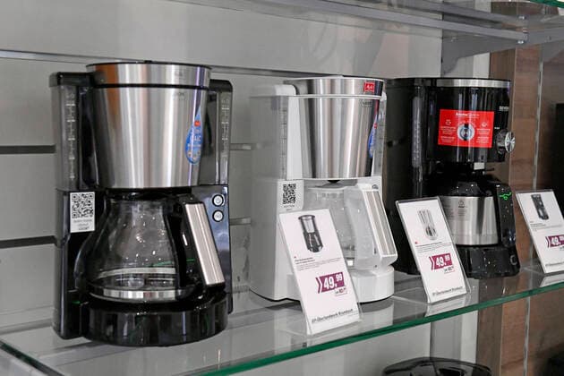 IMAGO Creative: Haushaltsgeräte - Kaffeemaschine 16.07.2021, Details Elektronik-Laden in Bayern. Kaffeemaschinen für Filterkaffee. 16.07.2021, Elektronikmarkt 16.07.2021, Elektronikmarkt *** 16 07 2021, details electronics store in Bavaria coffee machines for filter coffee 16 07 2021, electronics market 16 07 2021, electronics market