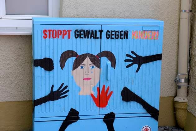 Weltkindertag am 20. September 26.07.2021, Projekt-Seminar Street-Art der Schüler des Vöhlin Gymnasiums Memmingen zum Thema Kinderschutz-Gesetze , Zwölf Schülerinnen und zwei Schüler aus dem Vöhlin-Gymnasium in Memmingen haben im Rahmen ihres Projekt-Seminars siebzehn LEW-Verteiler-Kästen im Innenstandbereich bunt gestaltet um auf Kinderrechte in der ganzen Welt aufmerksam zu machen. Das Ergebnis sind vielfältige Arbeiten, die mit viel Sinn und Hintergrund zum Nachdenken anregen. Stoppt Gewalt gegen Kinder 26.07.2021, Street-Art Projekt Memmingen 26.07.2021, Street-Art Projekt Memmingen *** 26 07 2021, Project Seminar Street Art of the pupils of the Vöhlin Gymnasium Memmingen on the subject of child protection laws, Twelve pupils and two pupils from the V