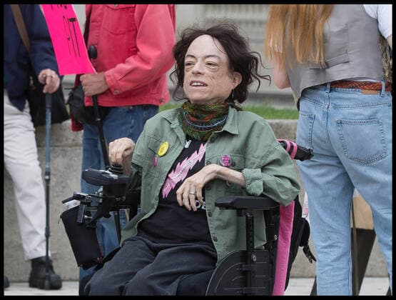 Bilder des Jahres 2021, Entertainment 07 Juli Entertainment Themen der Woche KW30 Entertainment Bilder des Tages . 27 07 2021. London, United Kingdom. Liz Carr Parliament Square. Actor, comedian, broadcaster and international disability rights activist Liz Carr on location at Parliament Square, London.  xMartynxWheatleyx xi-Imagesx IIM-22459-0009