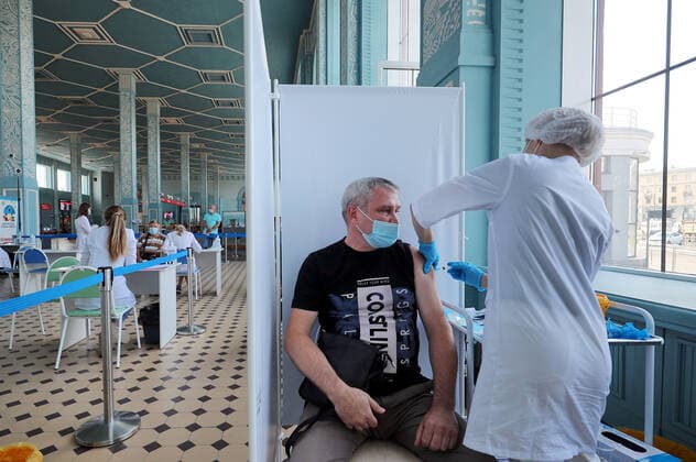 IVANOVO, RUSSIA - JULY 27, 2021: A man receives an injection of a COVID-19 vaccine at a mobile vaccination center at a railway station. Vladimir Smirnov TASS  TS109CC1