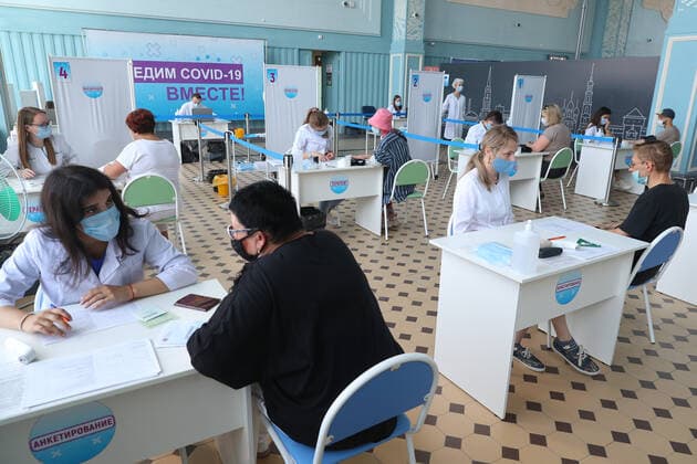 IVANOVO, RUSSIA - JULY 27, 2021: People undergo a medical checkup ahead of receiving COVID-19 vaccines at a mobile vaccination center at a railway station. Vladimir Smirnov TASS  TS109CC8