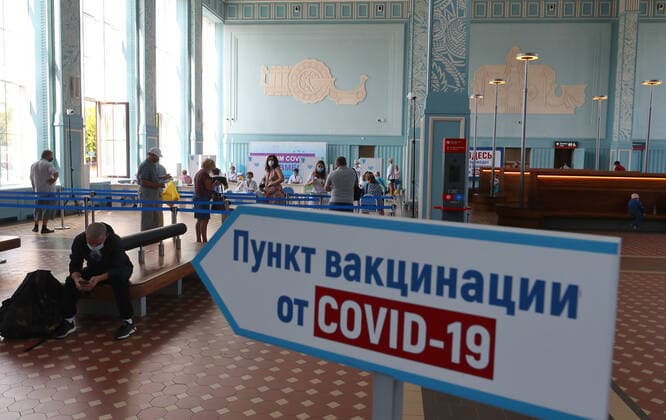 IVANOVO, RUSSIA - JULY 27, 2021: A sign showing direction to a mobile COVID-19 vaccination center is pictured at a railway station. Vladimir Smirnov TASS  TS109CEF