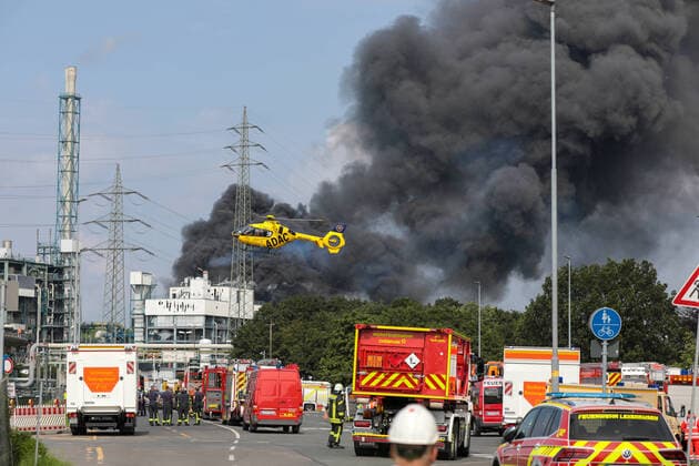 Bilder des Jahres 2021, News 07 Juli News Themen der Woche KW30 News Bilder des Tages Explosion in Chemiepark Leverkusen Großeinsatz nach Explosion in Chemiepark in Leverkusen! Massive Rauchsäule, Bevölkerungswarnung, mehrere Vermisste! Leverkusen *** Explosion at chemical park in Leverkusen Large-scale operation after explosion at chemical park in Leverkusen Massive column of smoke, population warning, several people missing Leverkusen