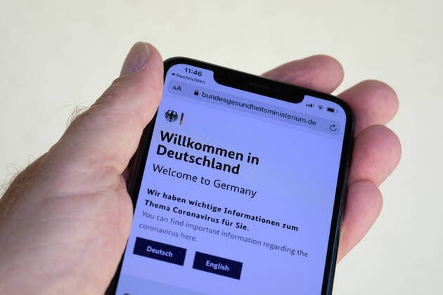 Corona SMS-Nachricht der Bundesregierung. Nach einer Auslandsreise erhält man eine SMS-Nachricht der Bundesregierung über die aktuellen Test- und Quarantäneregeln während der Corona-Pandemie. Siegsdorf Bayern Deutschland Copyright: xRolfxPossx
