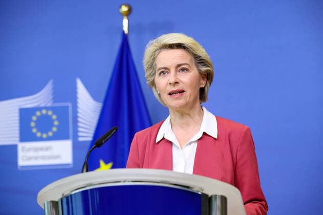 Bilder des Jahres 2021, News 07 Juli News Themen der Woche KW30 News Bilder des Tages (210727) -- BRUSSELS, July 27, 2021 -- European Commission President Ursula von der Leyen makes a statement on the European Union (EU) Vaccines Strategy in Brussels, Belgium, July 27, 2021. Seventy percent of adults in EU have received at least one vaccine dose against COVID-19, she said on Tuesday. ) BELGIUM-BRUSSELS-EU-COVID-19-VACCINATION ZhangxCheng 