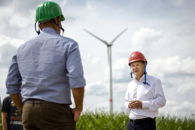 News Themen der Woche KW30 News Bilder des Tages Olaf Scholz, Kanzlerkandidat der SPD, (R) besucht einen Windpark in Luckau. Hier aufgenommen im Geapraech. Luckau 27.07.2021. Luckau Deutschland