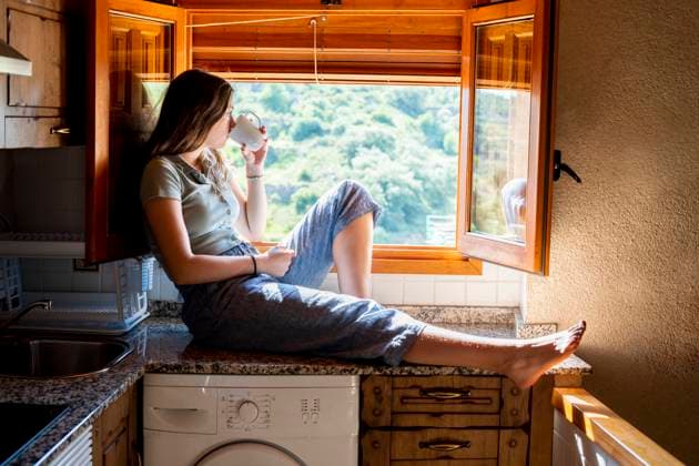 IMAGO Creative: Gesellschaft, Armut Teenage woman sitting looking out the window drinking coffee Valencia, Valencian Community, Spain CR_VFKDPR210721-801421-01 ,model released, Symbolfoto