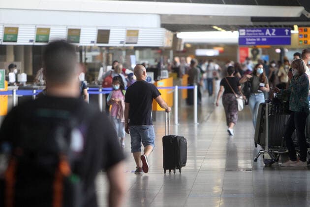 Reger Betrieb herrscht in der Abflughalle B im Flughafen Frankfurt, Hessen, Deutschland