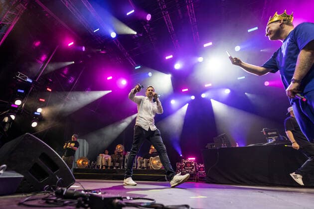 DSDS Star und Dschungelkönig Menderes Bagci - Knossi, Die Atzen & Friends beim Live Auftritt im BonnLive Kulturgarten Bonn, 27.07.2021 - BonnLive ist eine Kooperation zwischen der fünfdrei Eventagentur und Rheinevents Bonn Am Römerbad NRW Deutschland