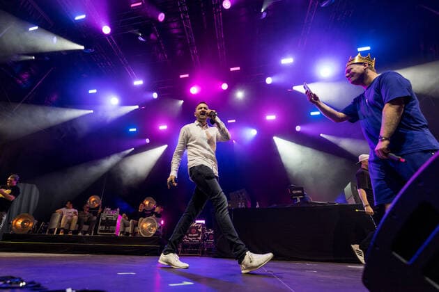 DSDS Star und Dschungelkönig Menderes Bagci - Knossi, Die Atzen & Friends beim Live Auftritt im BonnLive Kulturgarten Bonn, 27.07.2021 - BonnLive ist eine Kooperation zwischen der fünfdrei Eventagentur und Rheinevents Bonn Am Römerbad NRW Deutschland