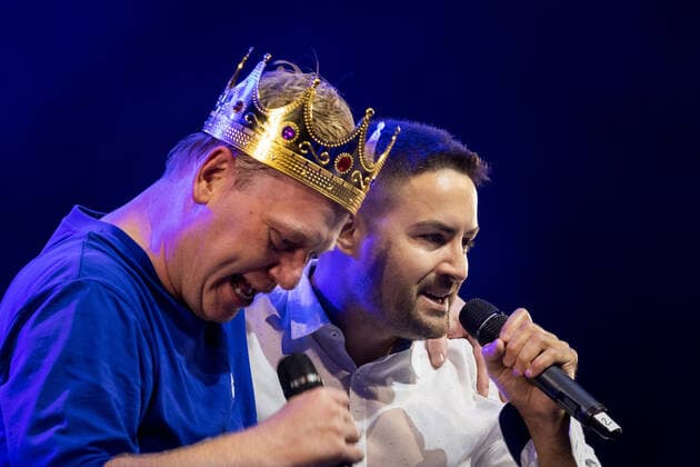 Jens Knossalla mit Menderes Bagci - Knossi, Die Atzen & Friends beim Live Auftritt im BonnLive Kulturgarten Bonn, 27.07.2021 - BonnLive ist eine Kooperation zwischen der fünfdrei Eventagentur und Rheinevents Bonn Am Römerbad NRW Deutschland