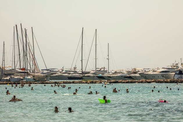 July 21, 2021, S Arenal, Mallorca, Spain: Tourists in the water on a very hot day in front of a little habour in S Arenal at Playa de Palma in Mallorca. S Arenal Spain - ZUMAm210 20210721_ztp_m210_006 Copyright: xJohn-PatrickxMorarescux