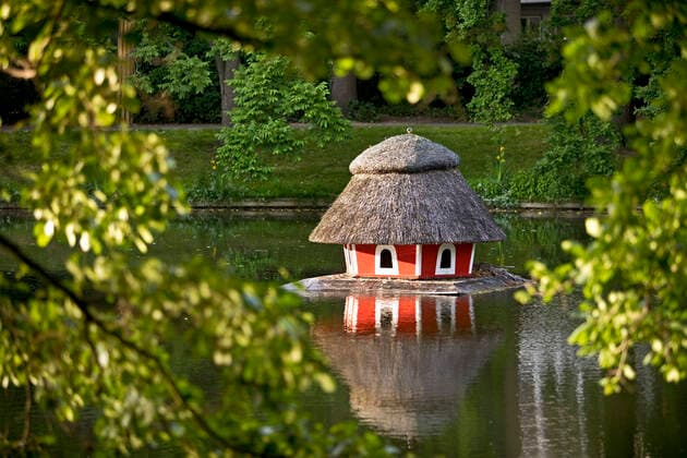 Nistplatz mit Reetdach in den Bremer Wallanlagen, der ersten oeffentlichen Parkanlage, Deutschland, Bremen bird house with thatched roof at the Bremer Wallanlagen, first public park, Germany, Bremen BLWS648300 *** Nesting place with thatched roof at the Bremer Wallanlagen, first public park, Germany, Bremen BLWS648300 Copyright: xblickwinkel S.xZiesex