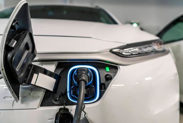 IMAGO Creative: Motorsport, Innovation und Nachhaltigkeit IMAGO Creative: Corporate: Klimaschutz, Digitalisierung und Urbanisierung white electric vehicle in charge Madrid, Community of Madrid, Spain CR_IVAR21072752-803933-01