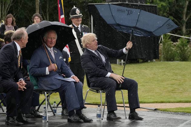 Bilder des Jahres 2021, Entertainment 07 Juli Entertainment Themen der Woche KW30 Entertainment Bilder des Tages . 28 07 2021. Burton-on-Trent, United Kingdom. Prince Charles, Prince of Wales and UK Prime Minister Boris Johnson at the dedication ceremony of the new national UK Police Memorial at the National Memorial Arboretum in Burton-on-Trent, United Kingdom.  xPoolx xi-Imagesx IIM-22464-0001