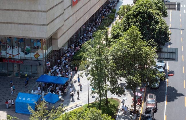(210728) -- CHENGDU, July 28, 2021 -- Aerial photo shows people queuing to receive nucleic acid tests at a community in Chengdu, southwest China s Sichuan Province, July 28, 2021. Chengdu reported two new COVID-19 confirmed cases and one asymptomatic carrier Wednesday, all locally transmitted. Currently, the city has recorded five locally transmitted confirmed cases and one asymptomatic carrier, all linked to the recent spike in COVID-19 cases in Nanjing, east China s Jiangsu Province. ) CHINA-SICHUAN-CHENGDU-COVID-19-TESTING (CN) ShenxBohan 