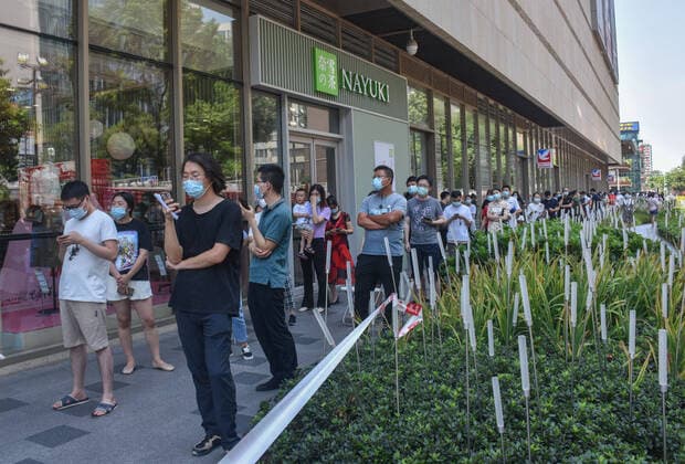 (210728) -- CHENGDU, July 28, 2021 -- People queue to receive nucleic acid tests at a community in Chengdu, southwest China s Sichuan Province, July 28, 2021. Chengdu reported two new COVID-19 confirmed cases and one asymptomatic carrier Wednesday, all locally transmitted. Currently, the city has recorded five locally transmitted confirmed cases and one asymptomatic carrier, all linked to the recent spike in COVID-19 cases in Nanjing, east China s Jiangsu Province. ) CHINA-SICHUAN-CHENGDU-COVID-19-TESTING (CN) WangxXi 