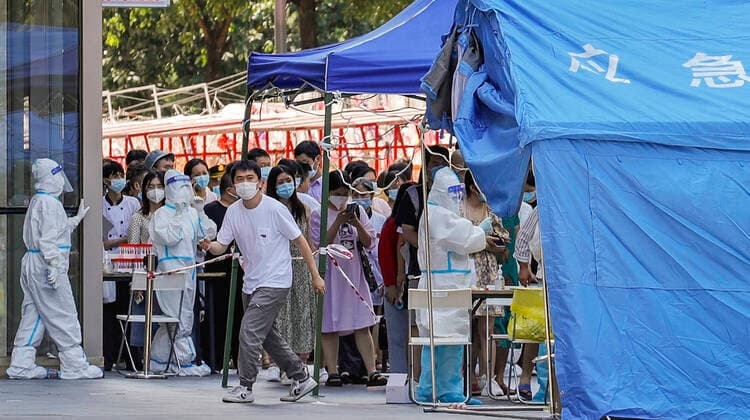 (210728) -- CHENGDU, July 28, 2021 -- People queue to receive nucleic acid tests at a community in Chengdu, southwest China s Sichuan Province, July 28, 2021. Chengdu reported two new COVID-19 confirmed cases and one asymptomatic carrier Wednesday, all locally transmitted. Currently, the city has recorded five locally transmitted confirmed cases and one asymptomatic carrier, all linked to the recent spike in COVID-19 cases in Nanjing, east China s Jiangsu Province. ) CHINA-SICHUAN-CHENGDU-COVID-19-TESTING (CN) ShenxBohan 