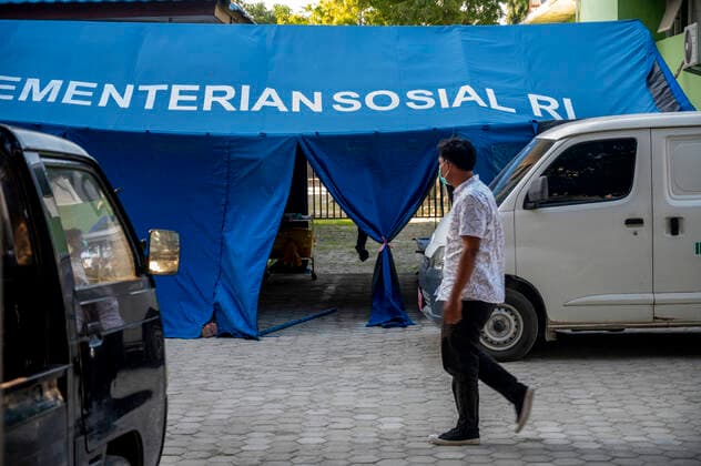 Virus Outbreak Indonesia A resident passes in front of the emergency tent of Anutapura Hospital, Palu City, Central Sulawesi Province, Indonesia on July 28, 2021. To reduce the spread of the corona virus, the local government implemented Level IV Restrictions on Community Activities by limiting the operating hours of shops, food stalls, restaurants and closing tourist sites and public spaces. Everyone who enters the area must be able to show a negative COVID-19 certificate and a statement that they have been vaccinated. The number of positive cases in Central Sulawesi has continued to increase to more than 200 percent since July 2021. Hospitals were forced to build emergency tents to accommodate patients. Palu Central Sulawesi Province Ind  Copyright: xBasrixMarzukix