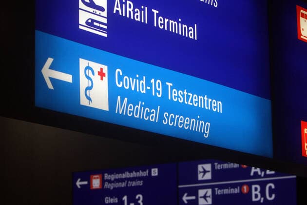 Wegweiser mit Richtungspfeil zeigt in Richtung der Covid-19 Testzentren mit Abstrichzentrum von Centogene im Flughafen Frankfurt, Hessen, Deutschland